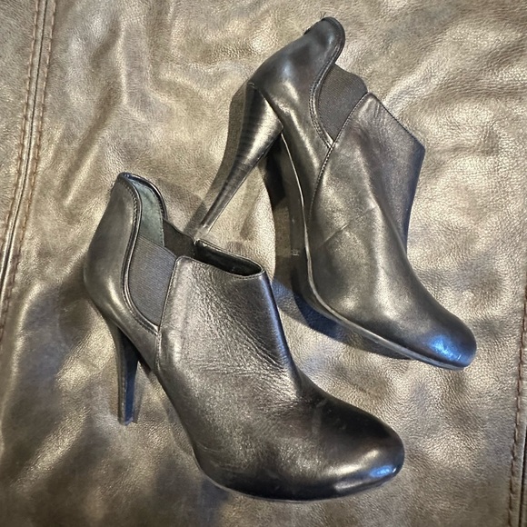 Guess black leather heal booties - Picture 5 of 7